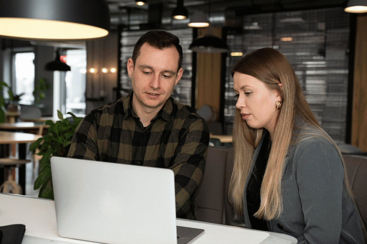 Mitarbeiter der Webagentur Haitech bei der Erstellung von Websites